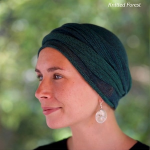 Puede incluir: Una mujer con un turbante de patr&oacute;n verde y negro. El turbante est&aacute; atado en un nudo en la parte superior de su cabeza y los extremos est&aacute;n metidos a los lados. Lleva un pendiente de plata con un dise&ntilde;o en espiral.