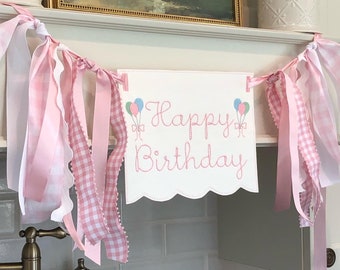 Banner bordado festoneado con globos de feliz cumpleaños