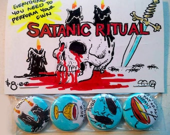 Könnte beinhalten: Ein Satz von vier runden Knöpfen mit bunten Designs. Die Knöpfe zeigen Bilder von Kerzen, Wein, Insekten und einem Teller mit roter Sauce. Der Text "SATANIC RITUAL" ist in roten Buchstaben auf weißem Hintergrund geschrieben. Der Text "EVERYTHING YOU NEED TO PERFORM YOUR OWN" ist in Gelb auf weißem Hintergrund geschrieben. Der Text "8,00 €" ist in Schwarz auf weißem Hintergrund geschrieben.