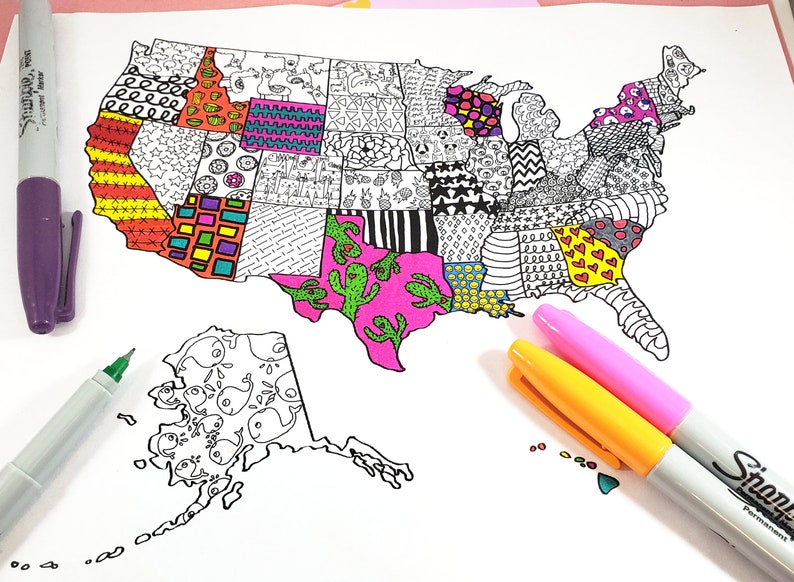 Op de afbeelding: Een zwart-witte omtrekkaart van de Verenigde Staten van Amerika, waarbij elke staat is gevuld met een ander kleurrijk patroon. De kaart omvat Alaska en Hawa&iuml;. Twee roze en gele markeerstiften bevinden zich in de rechterbenedenhoek van de afbeelding.