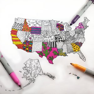 Op de afbeelding: Een zwart-witte omtrek van een kaart van de Verenigde Staten van Amerika, waarbij elke staat is gevuld met een ander patroon. De patronen zijn kleurrijk en omvatten geometrische vormen, dieren en andere ontwerpen. De kaart bevindt zich op een witte achtergrond.