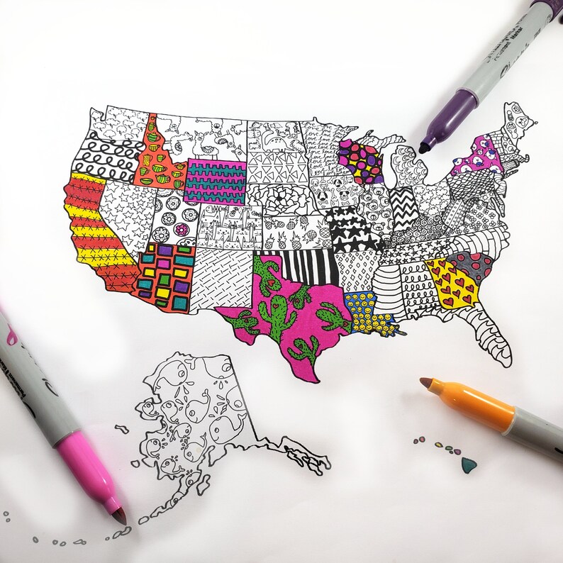Op de afbeelding: Een zwart-witte omtrek van een kaart van de Verenigde Staten van Amerika, waarbij elke staat is gevuld met een ander patroon. De patronen zijn kleurrijk en omvatten geometrische vormen, dieren en andere ontwerpen. De kaart bevindt zich op een witte achtergrond.