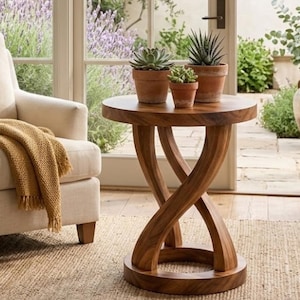 Peut inclure: Une table d'appoint ronde en bois avec un pied central torsadé et une base circulaire. Trois pots en terre cuite contenant des plantes succulentes vertes sont posés sur le plateau. La table est en bois de ton moyen avec un grain visible.