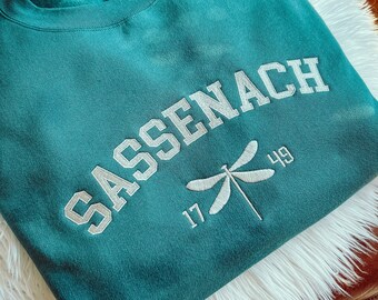 Sudadera con cuello redondo y estampado universitario de libélula en color ámbar con bordados de Outlander Sassenach