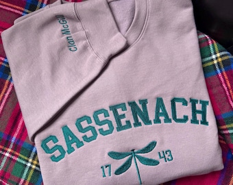 Sudadera con cuello redondo y estampado universitario de libélula en color ámbar con bordados de Outlander Sassenach