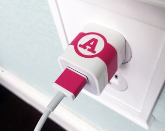 2x Calcomanía para envolver cargador de máquina de escribir, monograma, etiqueta personalizada para su cargador, cargador de Apple, cargador de iPhone