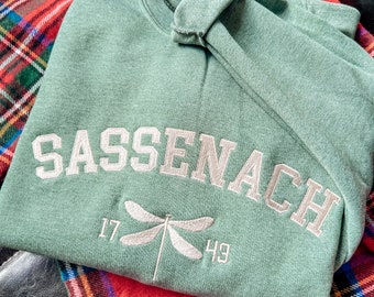Sudadera con cuello redondo y estampado universitario de libélula en color ámbar con bordados de Outlander Sassenach