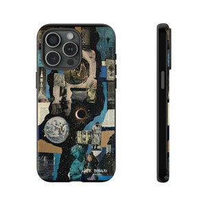 Puede incluir: Una funda negra para iPhone con un diseño de collage en colores azul y negro. El diseño incluye imágenes de un cohete, un planeta, una luna y una persona. El texto "NATE BIBAUD" está impreso en la parte inferior de la funda.