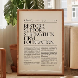 Puede incluir: Una impresión enmarcada con el texto "Restaurar Apoyar Fortalecer Fundación Firme." La impresión está en un marco marrón y tiene un fondo blanco con texto negro. La impresión está colgada en una pared en una sala de estar.