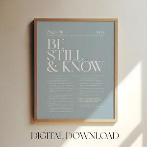 Puede incluir: Una descarga digital de un póster imprimible con fondo azul y marco de madera. El póster presenta el texto "Salmo 46" y "Estad Tranquilos y Sabed" en fuente blanca. El texto "NKJV" también está incluido en la esquina superior derecha.