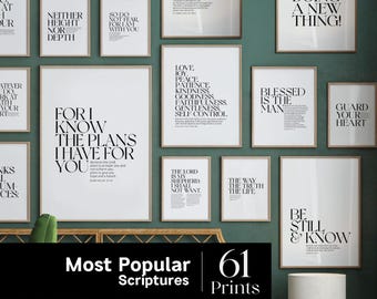 Puede incluir: Una colección de impresiones artísticas enmarcadas con citas inspiradoras y versículos bíblicos en blanco y negro. Las impresiones se muestran en una pared verde, con una variedad de tamaños y diseños. El texto "Most Popular Scriptures" y "61 Prints" también es visible.
