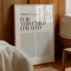 Può includere: Un poster beige con cornice nera e il testo "1 Samuele 1 La nascita di Samuele PER QUESTO FIGLIO HO PREGATO" in grandi caratteri neri e grassetto. Il poster presenta un passaggio della Bibbia in un carattere più piccolo.
