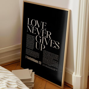 1 Korinther 13 Liebe gibt niemals auf Printable, Valentinstag Geschenk, Bibel Vers Wandkunst, Hochzeitsgeschenk für christliches Paar, biblische Liebe
