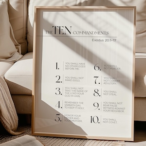 Puede incluir: Una impresión enmarcada de los Diez Mandamientos de Éxodo 20:1-17, con cada mandamiento numerado y listado en texto negro. El marco es de color claro y la impresión se muestra sobre un fondo de tonos neutros.