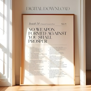 Puede incluir: Un diseño de arte de pared imprimible en blanco y negro con un versículo bíblico de Isaías 54:17, "Ninguna arma forjada contra ti prosperará." El versículo está impreso en una fuente en negrita, sin serifas y está centrado en un fondo blanco.