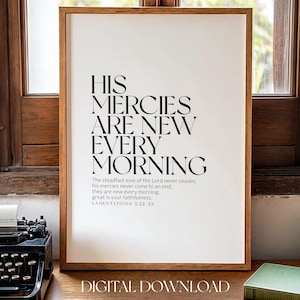Puede incluir: Impresión enmarcada con el texto "HIS MERCIES ARE NEW EVERY MORNING" en negro. Incluye una cita de Lamentaciones 3:22-23. La impresión enmarcada en madera está sobre una superficie de madera.