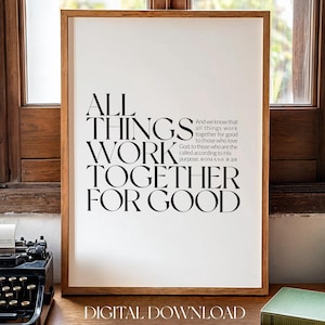 Può includere: Una stampa artistica da parete incorniciata con il testo nero ALL THINGS WORK TOGETHER FOR GOOD e il testo biblico più piccolo And we know that all things work together for good to those who love God, to those who are the called according to His purpose. ROMANS 8:28.