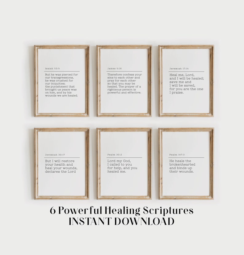 K&ouml;nnte beinhalten: Sechs druckbare Wandbilder mit inspirierenden Bibelversen &uuml;ber Heilung. Jeder Druck zeigt einen anderen Vers in einer einfachen, modernen Schriftart auf wei&szlig;em Hintergrund. Die Drucke sind in einem hellen Holzrahmen gerahmt.