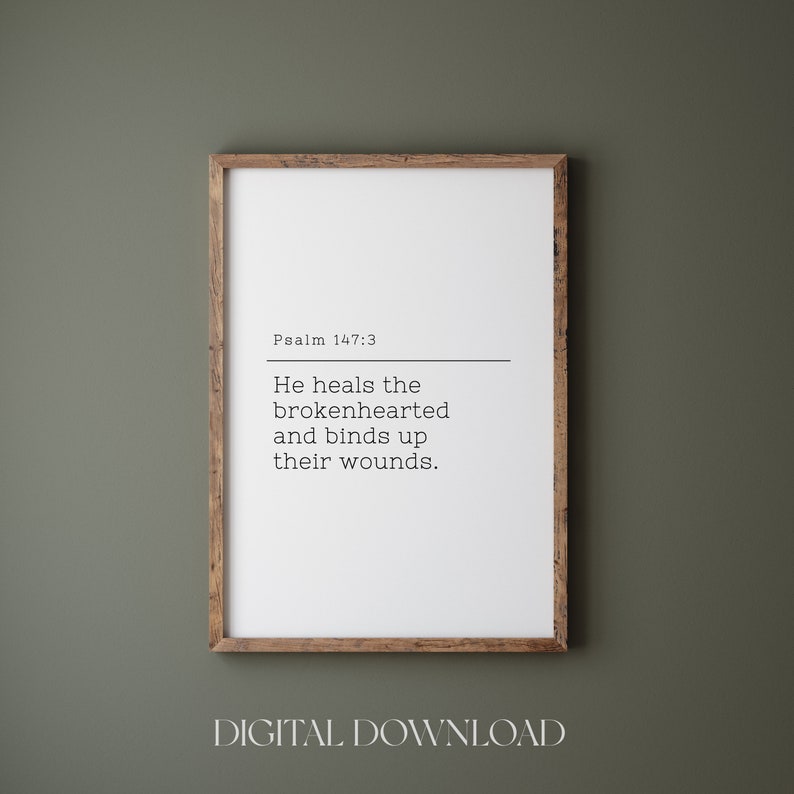 K&ouml;nnte beinhalten: Ein druckbarer digitaler Download mit wei&szlig;em Hintergrund und einem Holzrahmen. Der Text lautet "Psalm 147:3 Er heilt die gebrochenen Herzen und verbindet ihre Wunden."
