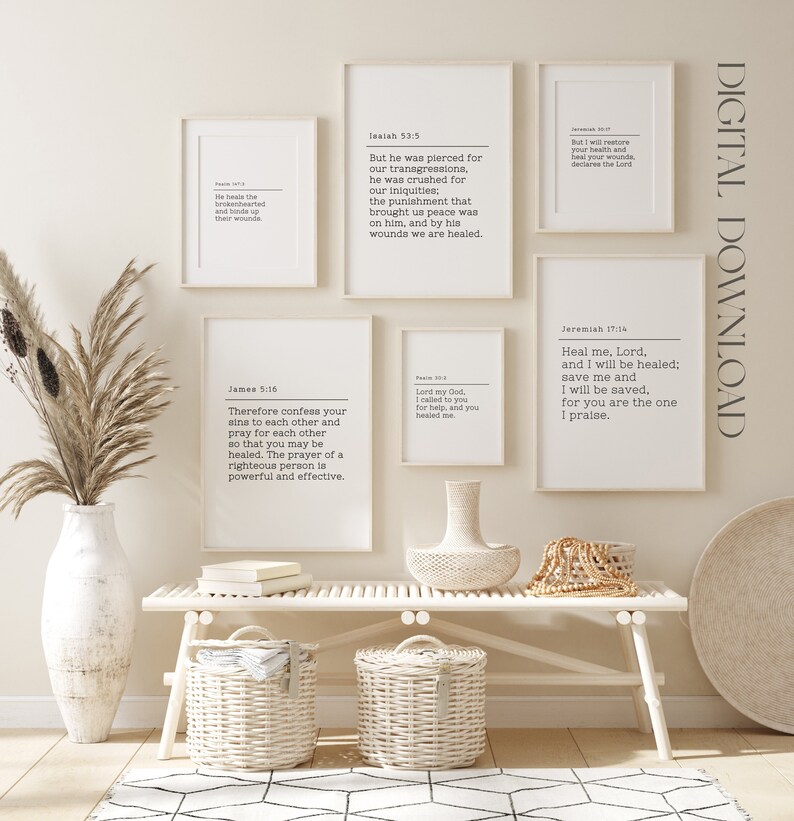 K&ouml;nnte beinhalten: Satz von sechs druckbaren Wandbildern mit Bibelversen &uuml;ber Heilung und Wiederherstellung. Die Drucke sind im minimalistischen Stil gehalten mit schwarzem Text auf wei&szlig;em Hintergrund.