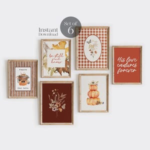 Könnte beinhalten: Ein Set aus sechs Wandbildern mit Herbstmotiven. Die Designs zeigen einen Kürbis-Chai-Latte, Herbstblätter mit dem Text be still and know, ein florales Oval auf orangefarbenem Vichy-Muster, einen Blumenstrauß, Kürbisse und den Text His love endures forever.