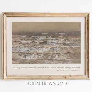 Puede incluir: Una impresión enmarcada con una pintura de acuarela de un mar tormentoso con olas rompiendo. La impresión tiene una cita del Cantar de los Cantares: "Muchas aguas no pueden apagar el amor, ni los ríos lo arrastrarán." La cita está en una fuente cursiva y está centrada debajo de la pintura.