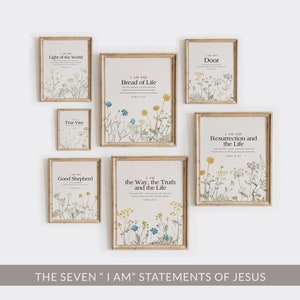 以下が含まれることがあります： 花柄とテキストが書かれた額装されたプリントが7枚。それぞれのプリントには、イエスの異なる「私は～である」という発言が書かれており、「私は世界の光である」、「私は命のパンである」、「私は真のぶどうの木である」、「私は良い羊飼いである」、「私は道であり、真理であり、命である」、「私は戸口である」、「私は復活であり、命である」が含まれています。