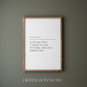 K&ouml;nnte beinhalten: Ein druckbarer digitaler Download mit wei&szlig;em Hintergrund und schwarzem Text. Der Text lautet "Psalm 30:2 Herr, mein Gott, ich rief zu dir um Hilfe, und du hast mich geheilt." Der Text ist in einem braunen Holzrahmen gerahmt.