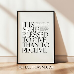 Może przedstawiać: Oprawiony wydruk z napisem "IT IS MORE BLESSED TO GIVE THAN TO RECEIVE." pogrubioną, elegancką czcionką. Wydruk jest w czarnej ramie i jest oznaczony jako "DIGITAL DOWNLOAD" na dole.