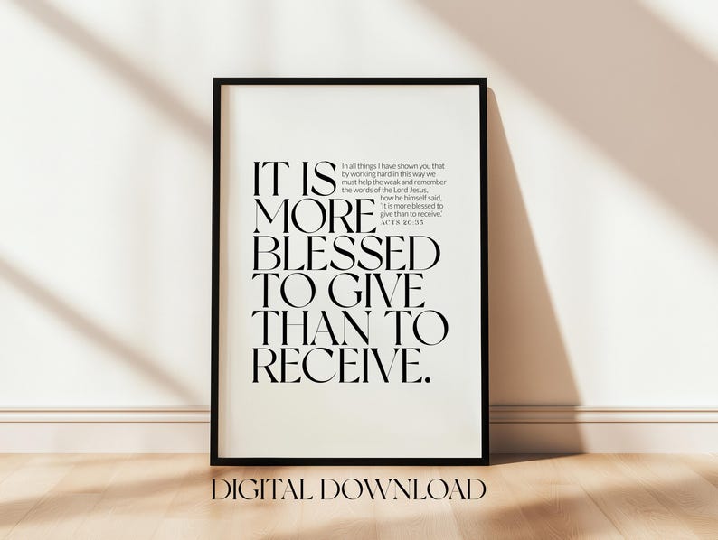 Może przedstawiać: Oprawiony wydruk z napisem "IT IS MORE BLESSED TO GIVE THAN TO RECEIVE." pogrubioną, elegancką czcionką. Wydruk jest w czarnej ramie i jest oznaczony jako "DIGITAL DOWNLOAD" na dole.