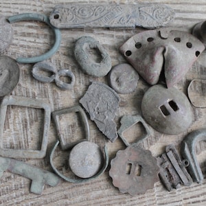 archäologische Funde, Lot von 25 Antiquitäten, Kreuze, Teile von Kreuzen, Charms, Anhänger