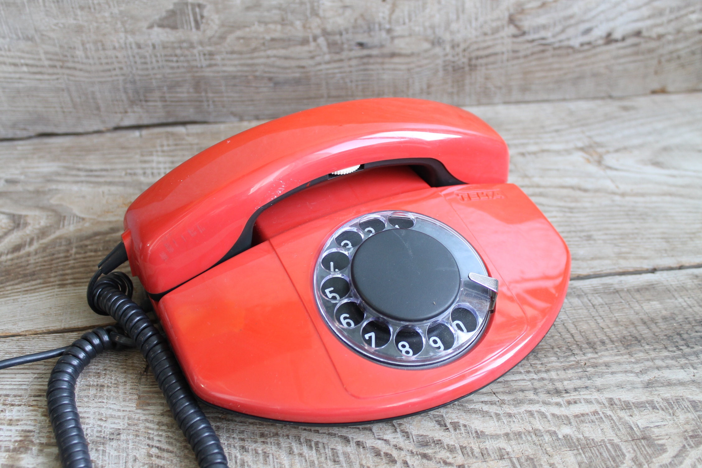 Téléphone rouge soviétique fonctionnel. Téléphone fixe vintage TELTA années  80. Rare téléphone à cadran de l'URSS. décoration de maison. -  France