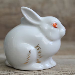 Vintage Porcelain Rabbit Figurine: Collectible Minimalism (2.8&quot; / 70mm)