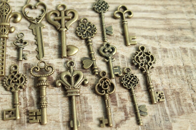 Lot of 20 decorative Keys / Rusty Old Key / Escutcheon Brass / Etsy