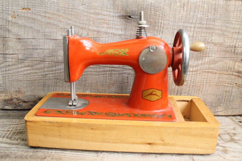Vintage sewing machine / vintage toy / child sewing machine / Etsy