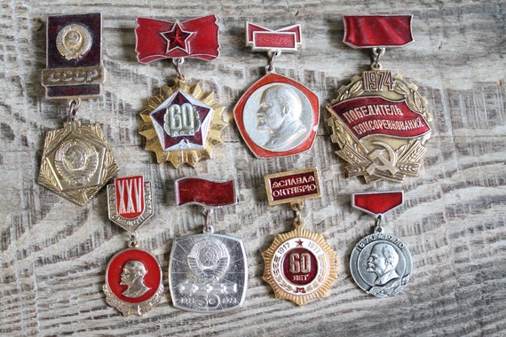 collectible pins vintage pins / set of 8 Soviet P