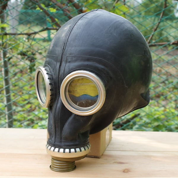 gas mask  ... vintage army gas mask ... Halloween ... military ... gothik ... punk