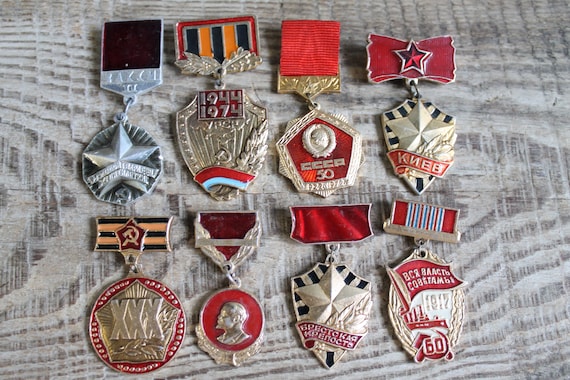 collectible pins vintage pins / set of 8 Soviet P
