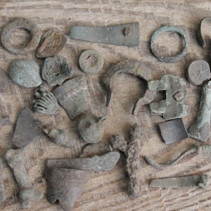 Lot de bijoux anciens : 33 croix archéologiques, breloques, pendentifs