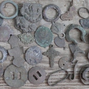 archäologische Funde, Lot von 25 Antiquitäten, Kreuze, Teile von Kreuzen, Charms, Anhänger