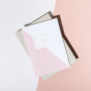 Benvenuto piccolo una scheda della neonata | New Baby Card | Baby Girl Card | Carta di Baby minimal | Biglietto stampato in rilievo | Foglio di carta stampata