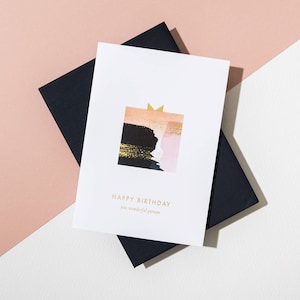 Cartão de feliz aniversário, envelope azul imperial