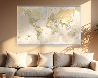 Könnte beinhalten: Eine rechteckige Wandkarte mit dem Titel THE WORLD in einer gedämpften Farbpalette mit Beige-, Hellgrün- und sanften Gelbtönen. Die Karte zeigt Kontinente, Länder und Ozeane mit deutlicher Beschriftung und ist in einem dünnen weißen Rahmen.