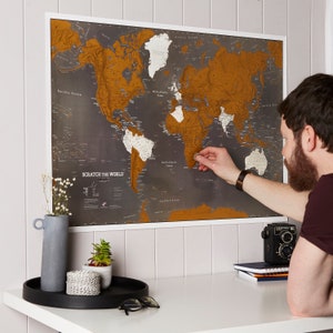 Scratch the World ® Black Map Edition - rasca los lugares donde viajas cartel - colgante de pared, regalo, regalo para él, regalo para ella, envío gratuito