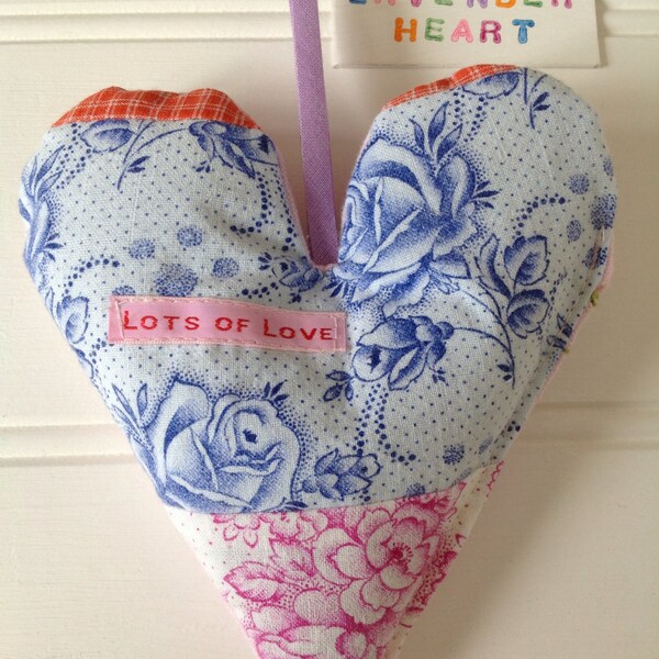 Coeur de lavande &agrave; la main avec tissu vintage. Hanging heart, pr&ecirc;t &agrave; envoyer.