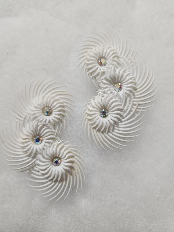 Large Plastic White Flower 1950s Climbing Earrings - image 1