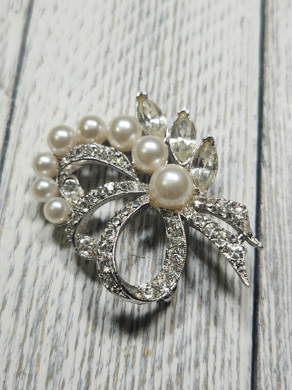 Richelieu Pearl & Rhinestone Ribbon Brooch Vintage