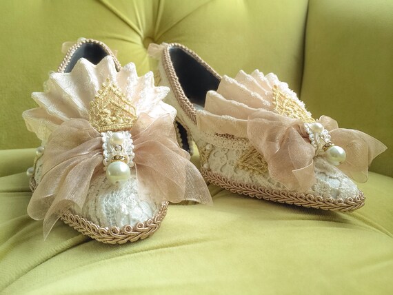 PERSONNALISÉ : Marie Antoinette Style mode Baroque Rococo Costume fauve cristal Beige Ivoire dentelle talon chaussure mariée chaussures Appliqué or et perles | à Gagnez Un Haut Admiration
PERSONNALISÉ : Marie Antoinette Style mode Baroque Rococo Rococo Rococo Costume fauve cristal Beige Ivoire dentelle talon chaussure mariée chaussures Appliqué or et perles | à Gagnez Un Haut Admiration
5812fa