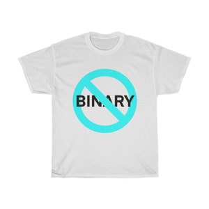 Könnte beinhalten: Weißes T-Shirt mit einem blauen Kreis und einer diagonalen Linie, die ihn durchschneidet. Das Wort "BINARY" ist in schwarzen Buchstaben innerhalb des Kreises geschrieben.