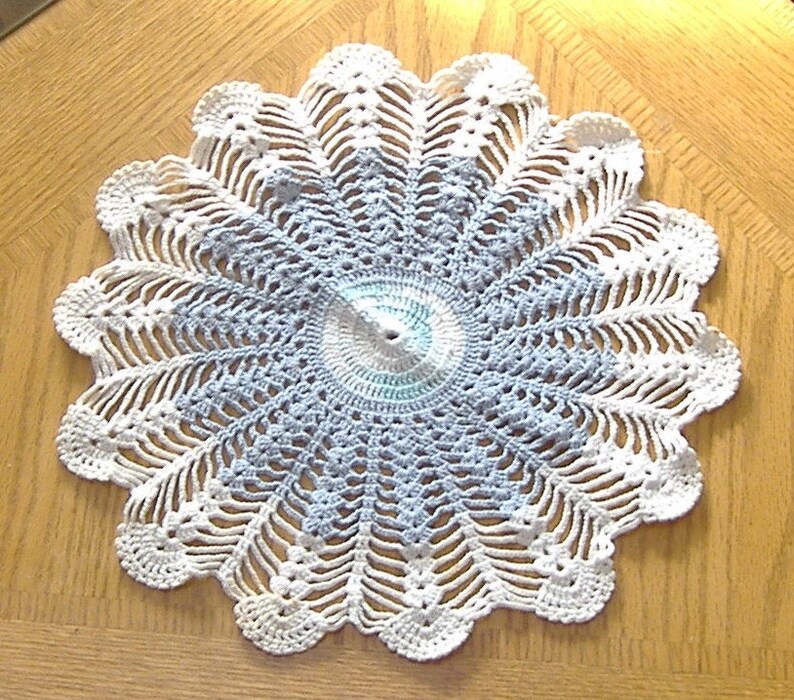 6 1940s to 1960s thread and yarn crocheted doilies different patterns colors Customer's Choice Excellent Vintage Decor FREE USA SHIPPING Bild 2